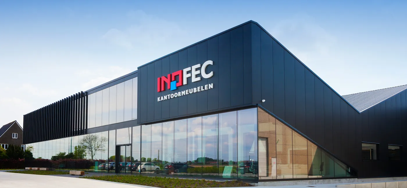 Inofec: Showroom met 3.500m2 boordevol kantoormeubilair