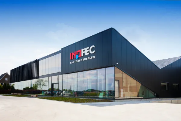 Inofec: Showroom met 3.500m2 boordevol kantoormeubilair