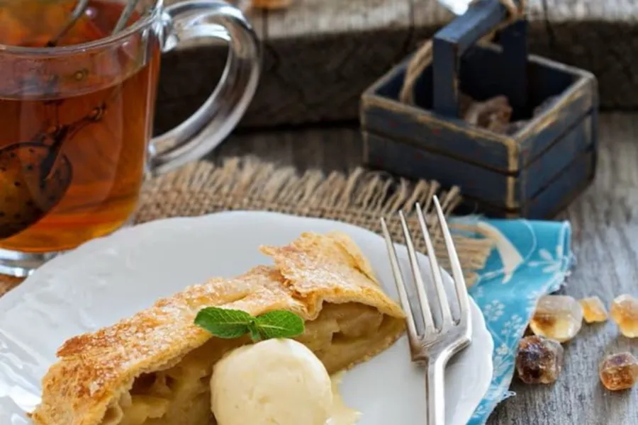 ZOETE NAMIDDAG: APPELSTRÜDEL MET IJS EN KOFFIE