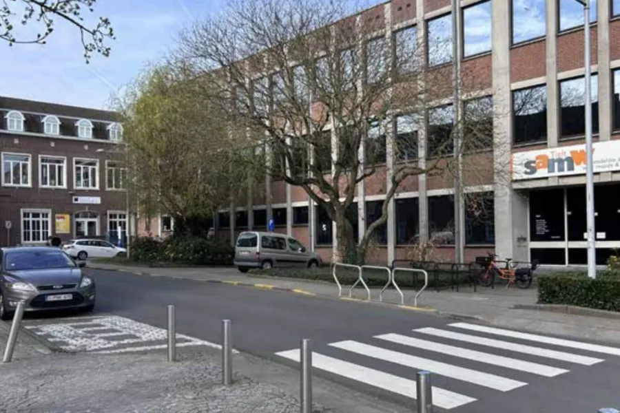 © De huidige gebouwen van de Stedelijke Kunstacademie en de Stedelijke Academie voor Muziek en Woord aan de Lakenmarkt