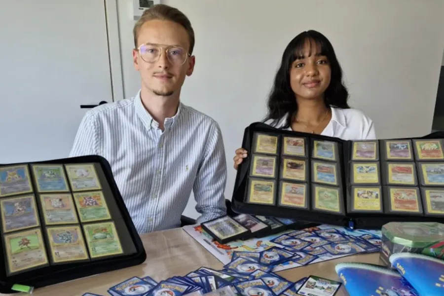 Stef en Ursha organiseren een Pokémon beurs