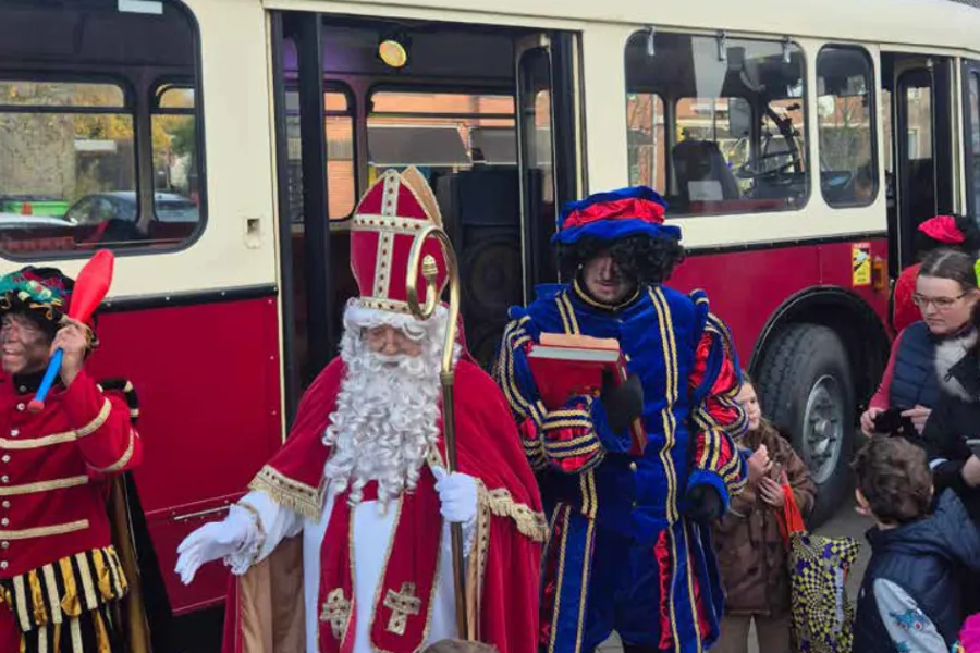 Hij komt, hij komt, de lieve goede Sint …