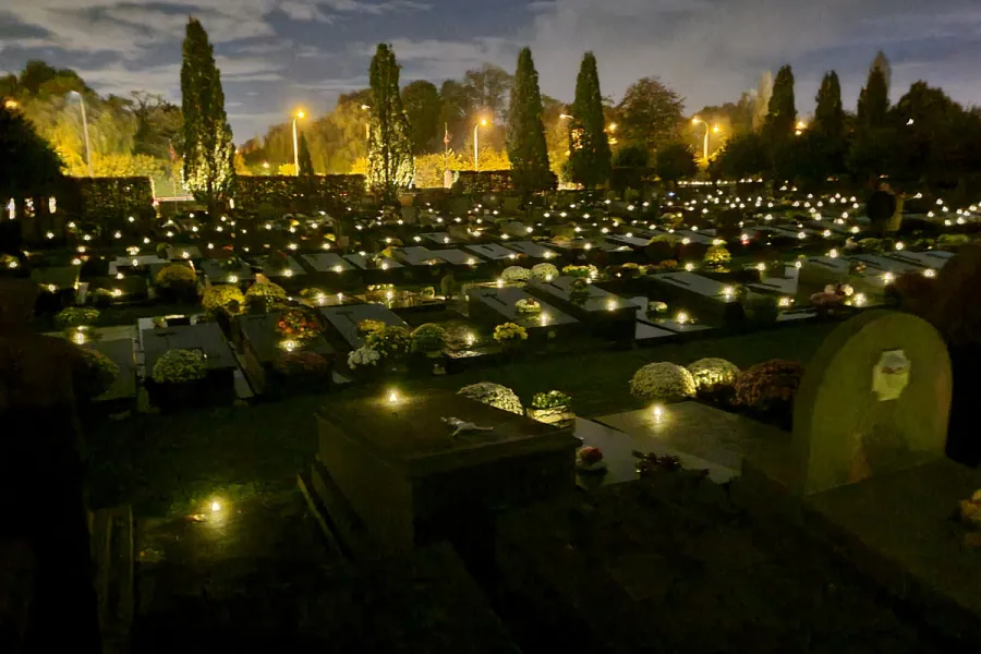 Lichtjes op het Kerkhof Tielt