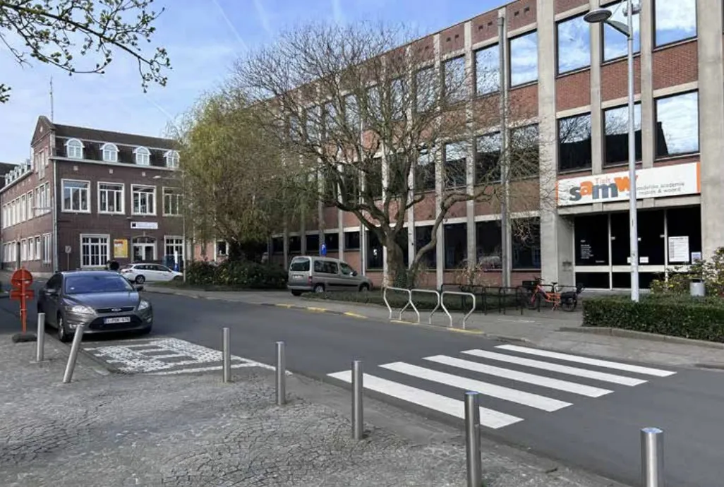 © De huidige gebouwen van de Stedelijke Kunstacademie en de Stedelijke Academie voor Muziek en Woord aan de Lakenmarkt