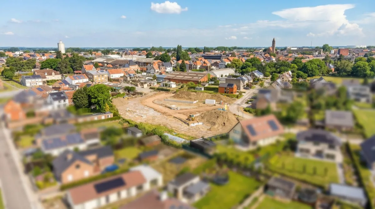 Bouwterrein verkaveling Magdalena Huysstraat Tielt met zicht op centrum